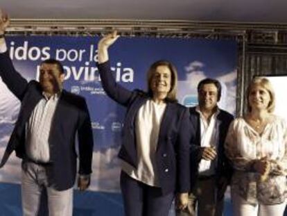La ministra de Empleo, Fátima Báñez (2-d), junto al presidente del PP Cádiz, Antonio Sanz; el presidente de la Diputación gaditana, José Loaiza, y la alcaldesa de Jerez, Maria José Garcia Pelayo (i-d), durante la clausura de la quinta Escuela de Verano del PP de Cádiz.