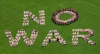 Sydney, 2/03/2003. Más de 300 mujeres desnudas formaron con sus cuerpos las palabras "No a la guerra", en relación a la posible guerra en Irak.