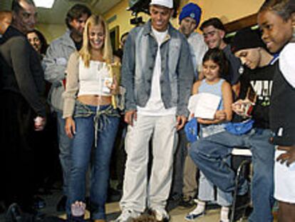 Ronaldo, ayer, con su esposa, durante una visita a los niños de un hospital oncológico de Río de Janeiro.