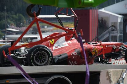 El coche de Alonso, retirado.