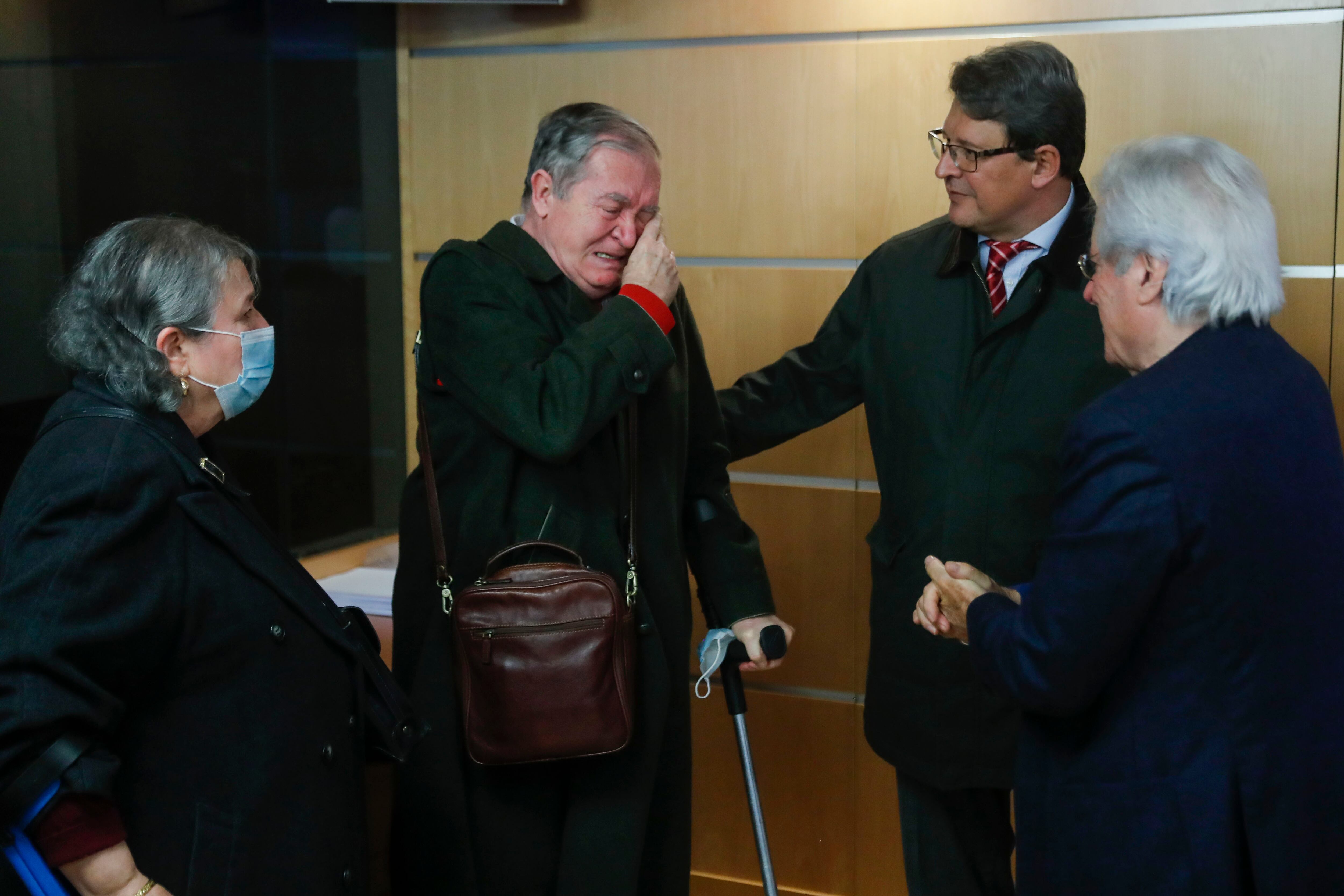 Yolanda Cobos (izquierda) y Luis Martínez (derecha), los progenitores de Yolanda Martínez, una de las mujeres españolas que viajaron a Siria junto a terroristas del ISIS, junto a su abogado José Luis Laso y el eurodiputado Javier Nart (derecha), este jueves en Madrid. 