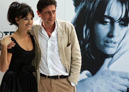 Penélope Cruz y Sergio Castellitto, durante la presentación en Madrid de <i>No te muevas</i>.