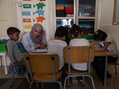 Alumnos de la escuela Ana Aqra, una organización humanitaria que ofrece educación a niños refugiados en el valle de la Bekaa, cerca de la frontera con Siria.