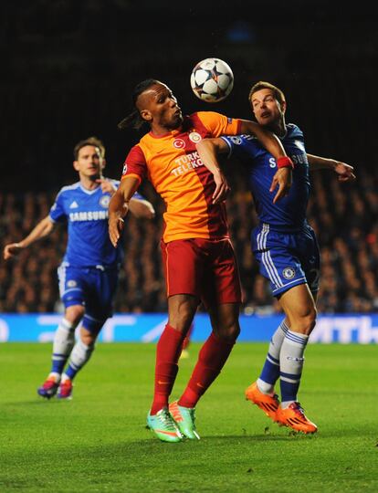 Didier Drogba y Cesar Azpilicueta durante un lance del partido. 