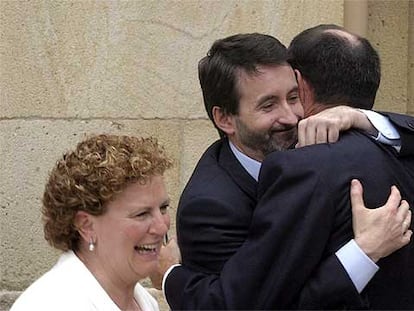 El líder del PNV, Josu Jon Imaz, en el centro, abraza al <i>lehendakari</i> Ibarretxe en presencia de la presidenta de EA, Begoña Errazti.