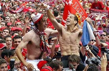 Jaime y Acciari, dos de los jugadores del Murcia, a hombros de los aficionados.