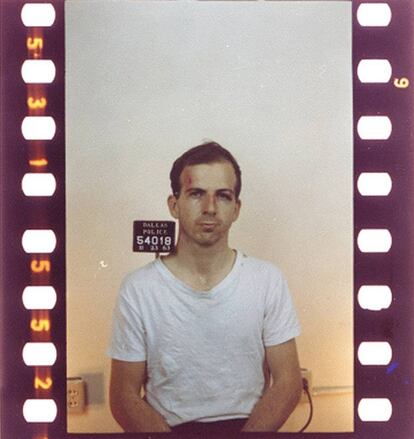 Lee Harvey Oswald fue detenido acusado de asesinar al presidente de Estados Unidos John F. Kennedy en 1963.