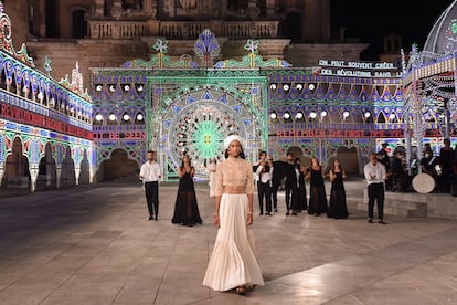 Una modelos desfilaba, rodeada de músicos y bailarines, en Lecce durante la presentación de la colección crucero de Dior celebrada en junio de 2020. 