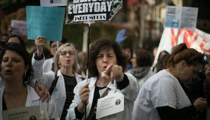 Varias doctoras se manifiestan en Barcelona durante una de las jornadas de huelga el pasado noviembre