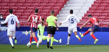 Luis Suárez lanza a la portería de Courtois, marcando el primer gol del partido.