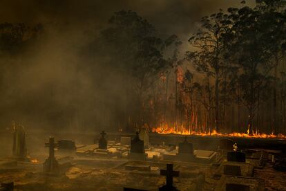Las llamas amenazan un cementerio de la localidad de Conjola.