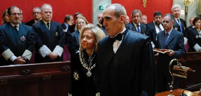 La exfiscal general del Estado Consuelo Madrigal (i), acompaña al nuevo fiscal jefe Anticorrupción, Alejandro Luzón.