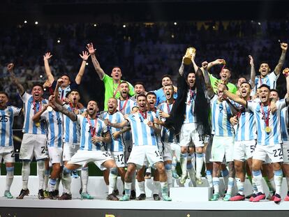 Messi levanta la Copa del Mundo este domingo en el estadio de Lusail, en Doha, tras derrotar a Francia en los penaltis.