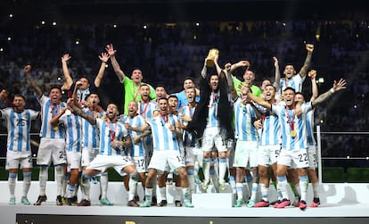 Messi levanta la Copa del Mundo este domingo en el estadio de Lusail, en Doha, tras derrotar a Francia en los penaltis.