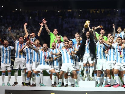 Messi levanta la Copa del Mundo este domingo en el estadio de Lusail, en Doha, tras derrotar a Francia en los penaltis.