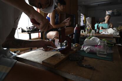 Nika Seniora, integrante del taller, realiza trabajos de molderia con cuero.