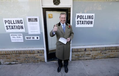 Las últimas encuestas sobre intención de voto colocan a los dos partidos mayoritarios igualados, con un apoyo cercano al 34%, mientras que el eurófobo Partido de la Independencia del Reino Unido (UKIP) de Nigel Farage obtendría el 12% de los votos y los liberaldemócratas del actual viceprimer ministro, Nick Clegg, bajarían al 10%. En la imagen, Farage antes de votar en Ramsgate, al sur de Inglaterra.