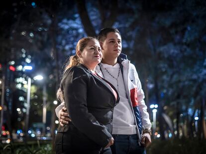 Cecilia Flores, fundadora de Madres Buscadoras de México, con su hijo Jesús en Ciudad de México, el 9 de febrero de 2022.