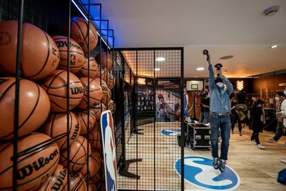 Un recorrido interactivo gratuito en la tienda de Movistar del edificio de Telefónica en la calle de Gran Vía de Madrid.