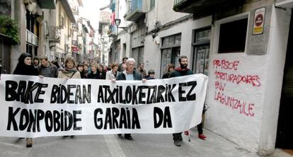 Rufi Etxeberria (segundo por la izquierda). esta mañana en una manifestación en Andoain.