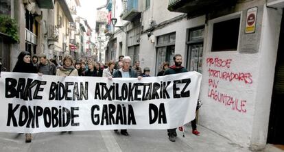 Rufi Etxeberria (segundo por la izquierda). esta mañana en una manifestación en Andoain. 