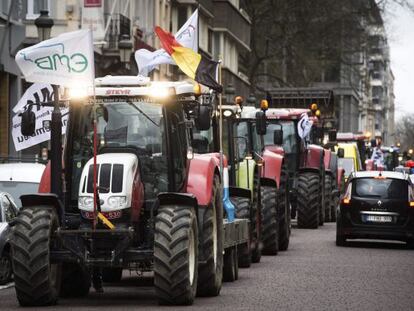 Granjeros protestan por el precio de la leche con tractores  en la Plaza de Luxemburgo, junto al edificio del Parlamento Europeo en Bruselas (B&eacute;lgica), en una imagen de archivo. 