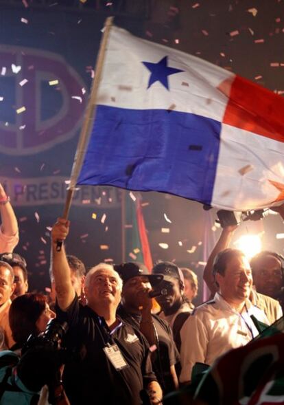 El presidente de Panamá, Ricardo Martinelli, celebra su victoria en las presidenciales de 2009 enarbolando una bandera del país.