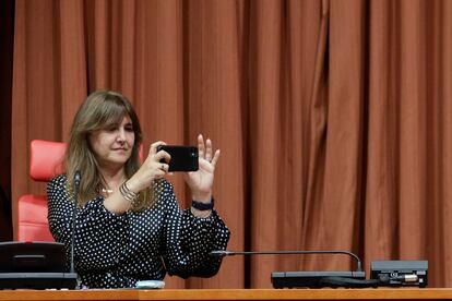 La presidenta del Parlament, Laura Borràs, consulta su teléfono este miércoles, durante la asamblea de constitución de la Asociación Nacional Parlamentaria Escolta Cataluña (Anpec).