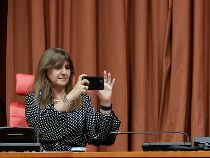 La presidenta del Parlament, Laura Borràs, consulta su teléfono este miércoles, durante la asamblea de constitución de la Asociación Nacional Parlamentaria Escolta Cataluña (Anpec).