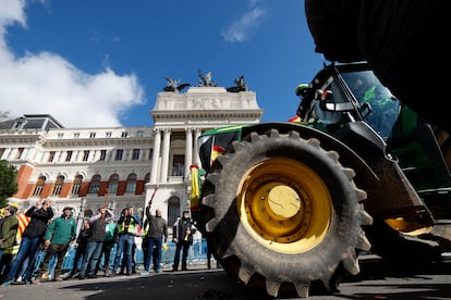 Un tractor llega a la sede del Ministerio de Agricultura, este lunes en Madrid. 