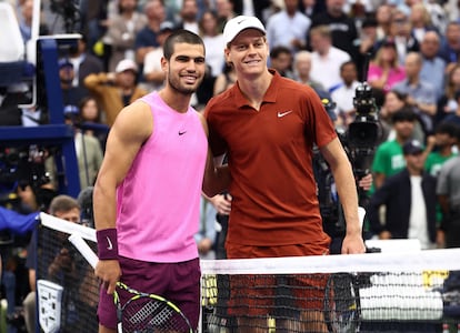 El español Carlos Alcaraz y el italiano Jannik Sinner posan antes de la final masculina del Abierto de Estados Unidos, en donde se disputaron la cima del tenis mundial.