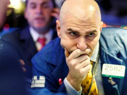 Un agente bursátil en el parqué de Wall Street en Nueva York