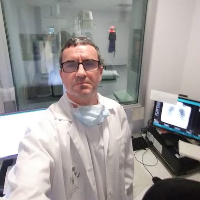 Guillermo Castelló (50), técnico de Radiología del Hospital La Fe de Valencia. “Los posibles casos de coronavirus nos saturan: me gustaría que hubiera más coordinación a la hora de solicitar pruebas”, dice este facultativo del hospital La Fe de Valencia, de 50 años. “Los protocolos de actuación son un poco confusos y los equipos de protección individual (EPI) escasean”. P 8. María Jesús Matías Médico de emergencias. Vive la crisis a bordo de una ambulancia. Dice que le envuelve la incertidumbre “por no saber cómo evolucionará esto”. Siente “inmenso orgullo” por los profesionales sanitarios que están dando no el 100%, sino “el 200%”.