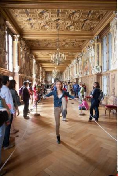 Actuación de las alumnas del Conservatorio de París en la galería de Francisco I, en el palacio de Fontainebleau, cerca de París.