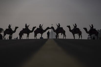 Soldados montados en camellos forman durante los ensayos para la próxima ceremonia de Beating Retreat, en la colina Raisina, que alberga las oficinas más importantes de la India y el palacio presidencial en Nueva Delhi. La ceremonia se lleva a cabo anualmente el 29 de enero y marca el final de las festividades del Día de la República.