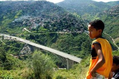 Un niño observa el viaducto que amenaza ruina, en la carretera entre Caracas y el aeropuerto.