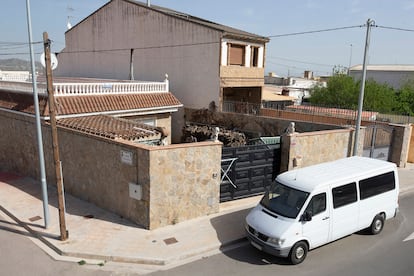 La casa de Onda donde estaban hacinados los trabajadores y la furgoneta con la que eran trasladados al campo.