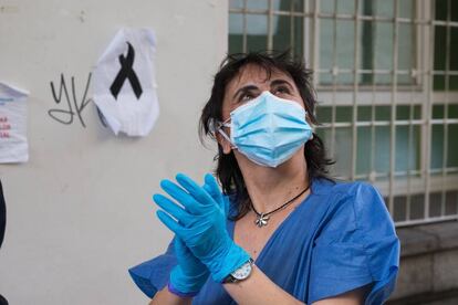 Una trabajadora sanitaria agradece el apoyo durante el homenaje a los sanitarios en Madrid este domingo.