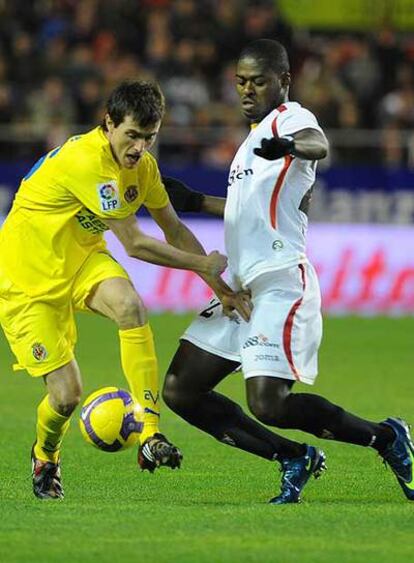 Llorente y Romaric pugnan por la pelota.