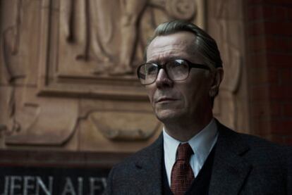 Gary Oldman, como George Smiley en <i>El topo.</i>