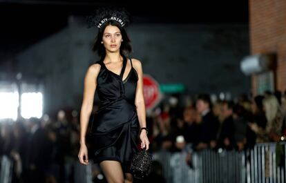 Bella Hadid, con un vestido lencero en el desfile de la colección primavera/verano 2018 de Alexander Wang.