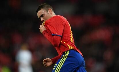 Iago Aspas besa el escudo de la camiseta tras marcar su gol en Wembley.