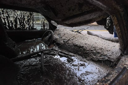 Las lluvias obligaron a cerrar varias carreteras y autopistas, a evacuar a miles de personas y a realizar numerosos rescates. En la imagen, el barro llena el interior de un coche tras la lluvia torrencial que afectó a Burbank, California, el 9 de enero de 2018.