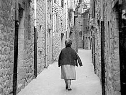 Una calle de Laguardia, localidad natal de Félix María de Samaniego (abajo, en un grabado).
