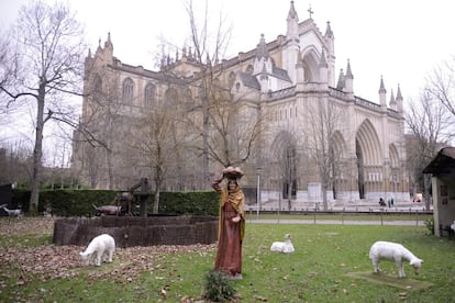 La modestia de una pastora contrasta con la monumentalidad de la catedral Nueva, de Maria Inmaculada.