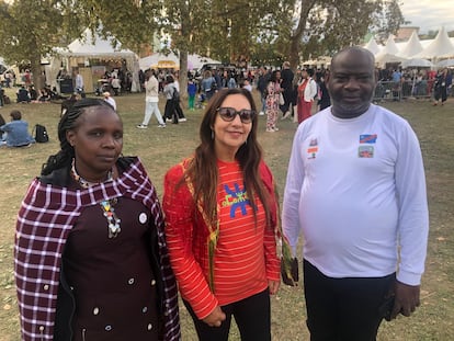 Desde la izquierda, Clare Ronoh (ogiek), Amina Zioul (amazigh) y Nicolas Mukumo (pigmeo), a finales de septiembre durante la feria Terra Madre, en Turn (Italia).