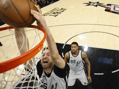 Mate de Pau Gasol, ante Gay y Jerebko.