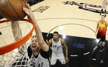 Mate de Pau Gasol, ante Gay y Jerebko.