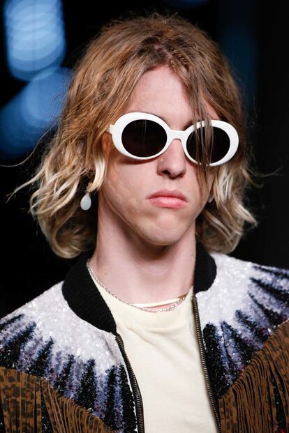 Esta primavera no es la única veneración al grunge con la que insiste el diseñador Hedi Simane: su colección de hombre es una oda a Kurt Cobain. Verás tú todos los que amanecen con esas gafas de sol blancas en el Primavera Sound.