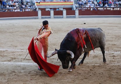 Alberto Aguilar, en el segundo toro de su tarde, un animal que dio la vuelta al ruedo.